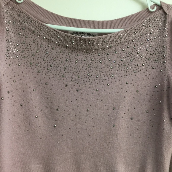 Light long sleeve shirt with stones. - Picture 2 of 6
